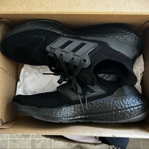 Womens size 7.5 ultra boost sneakers.